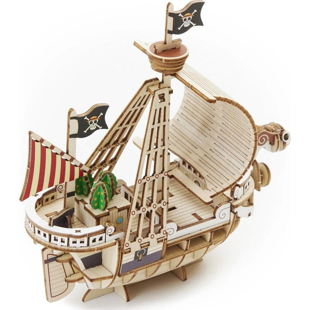 Hölzernes Modellpiratenschiff mit Totenkopfflaggen und gestreiftem Segel.