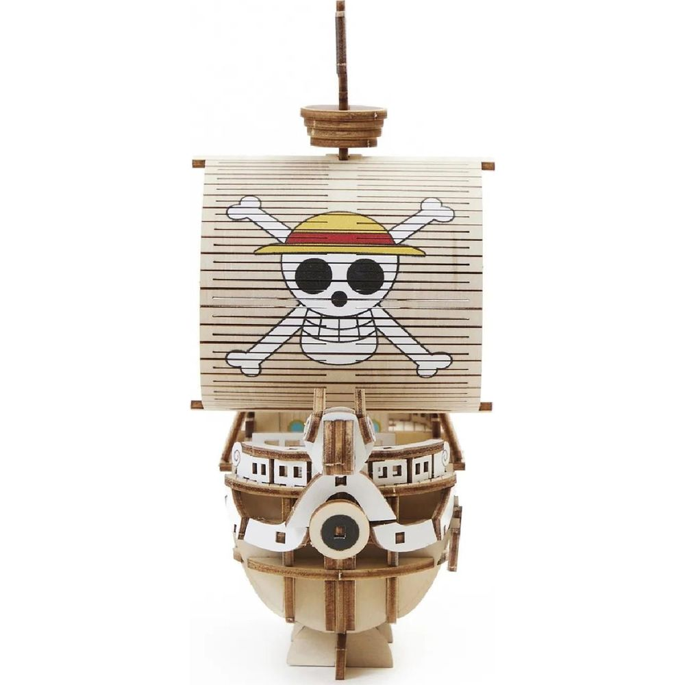 Ein Holzmodell eines Schiffes mit einem Totenkopf-Segel und Strohhut-Symbol.