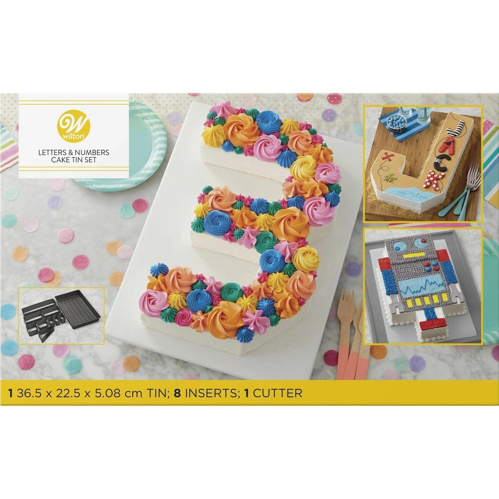 Eine Ziffer 3 Kuchenform mit bunten Tupfen und Rosendekorationen.