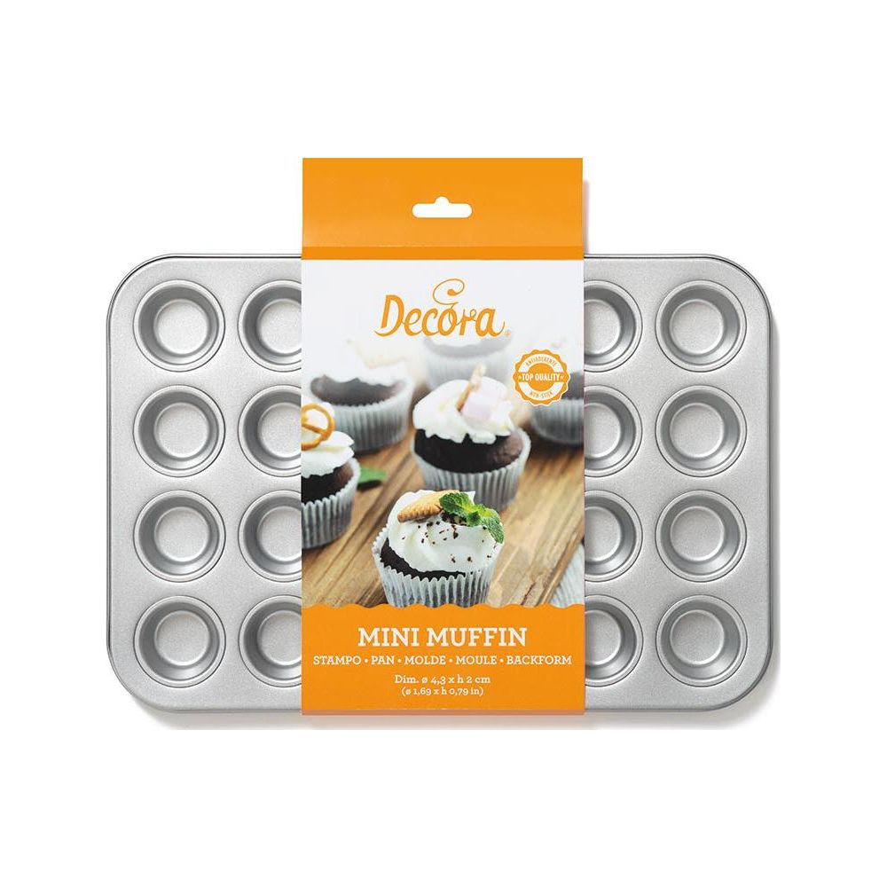 Eine Metall-Muffinbackform für 24 Muffins, daneben eine Verpackung mit dekorierten Muffins.