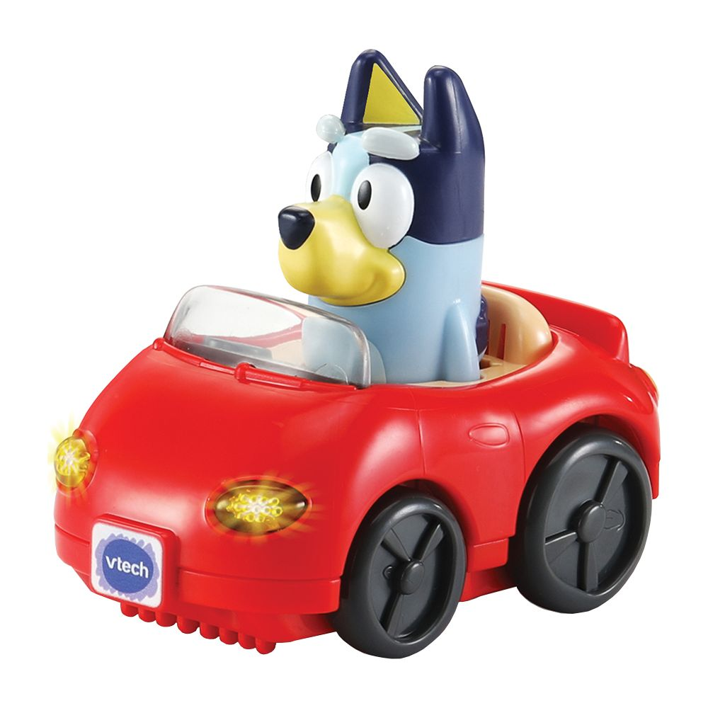 Bluey der Hund sitzt in einem roten Vtech-Spielzeugauto mit gelben Lichtern.