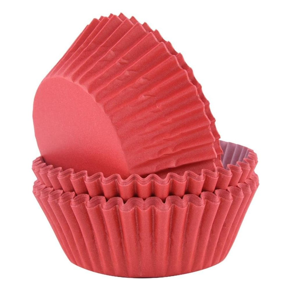 Ein Stapel roter Papierförmchen für Muffins auf weißem Hintergrund.