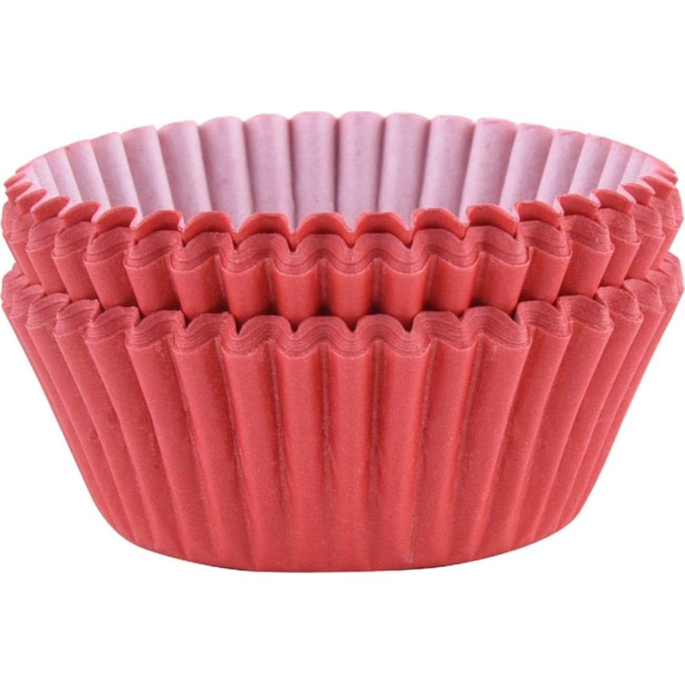 Zwei rote Muffinförmchen mit rosa Innenseiten, gestapelt auf weißem Hintergrund.