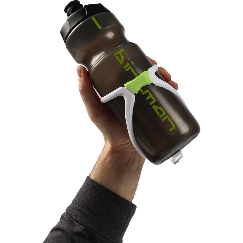 Eine Hand hält eine dunkelbraune Trinkflasche mit weißem Halter und grüner Schrift.