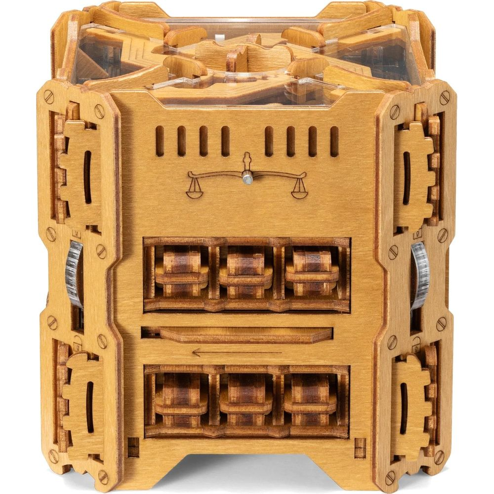 Un cubo di legno con ingranaggi e fessure, simile a un puzzle meccanico.
