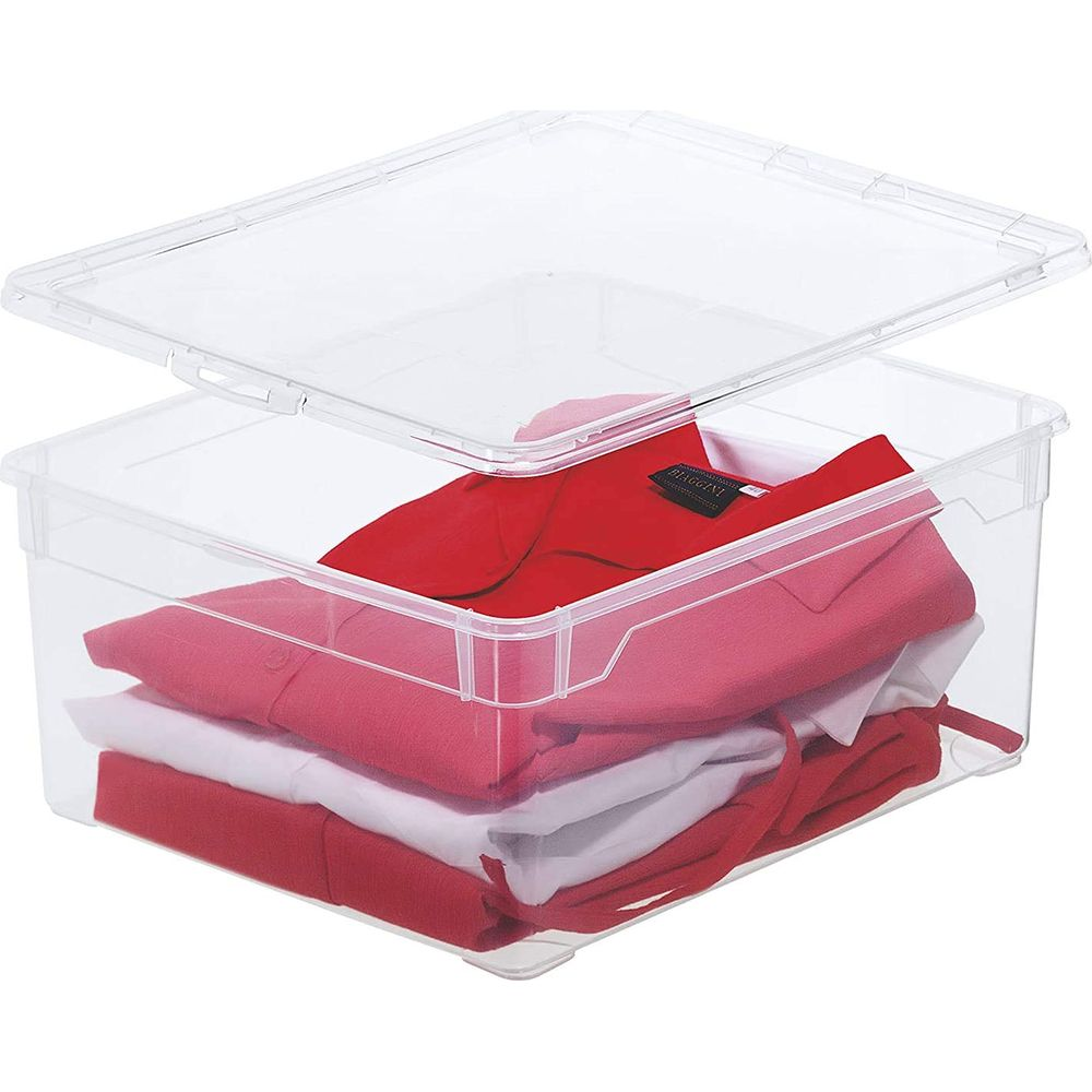 Durchsichtige Plastikbox mit gefalteter rot-weißer Kleidung. Deckel angelehnt.