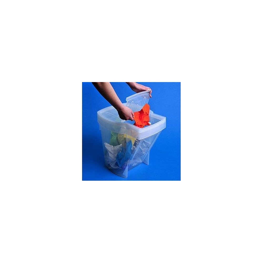 Une main ouvre un conteneur transparent rempli d'objets colorés.