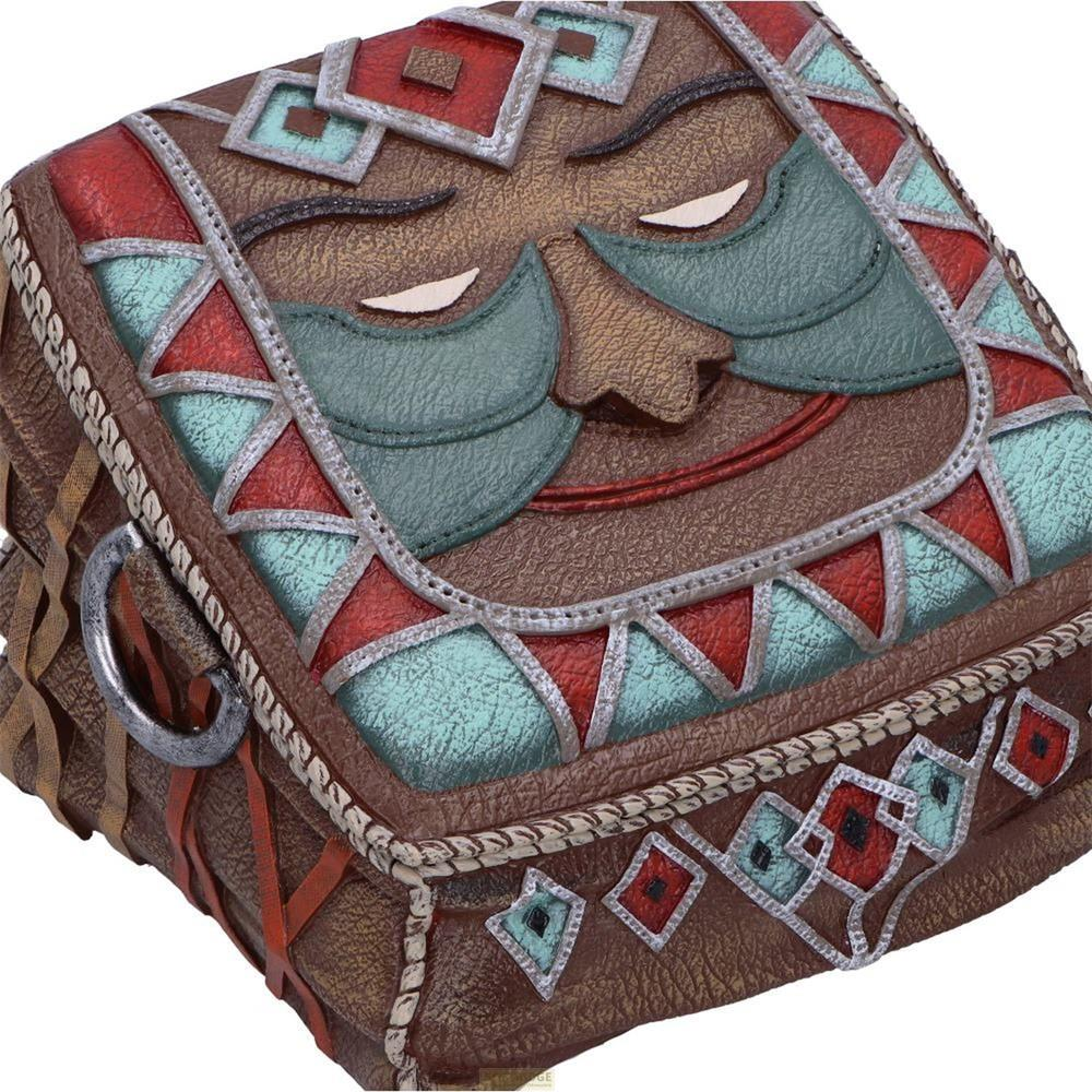 Braune Tiki-Box mit dekorativen roten, blauen und silbernen Mustern und einem Gesicht.