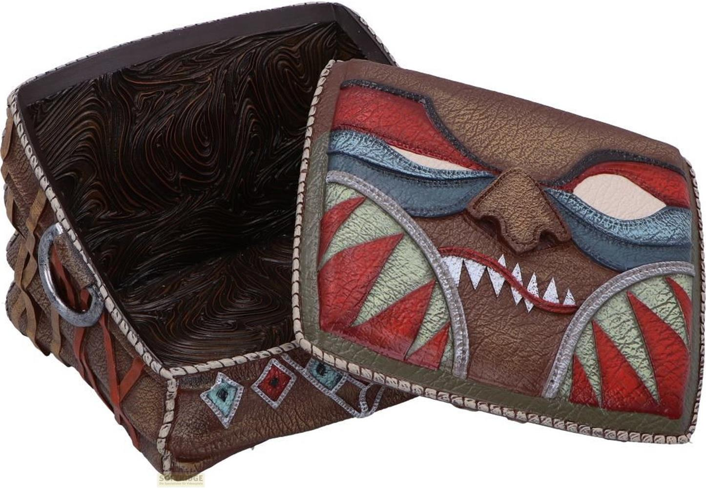 Braune Truhe mit Tiki-Masken-Design, offen, mit detailliertem Innenraum.