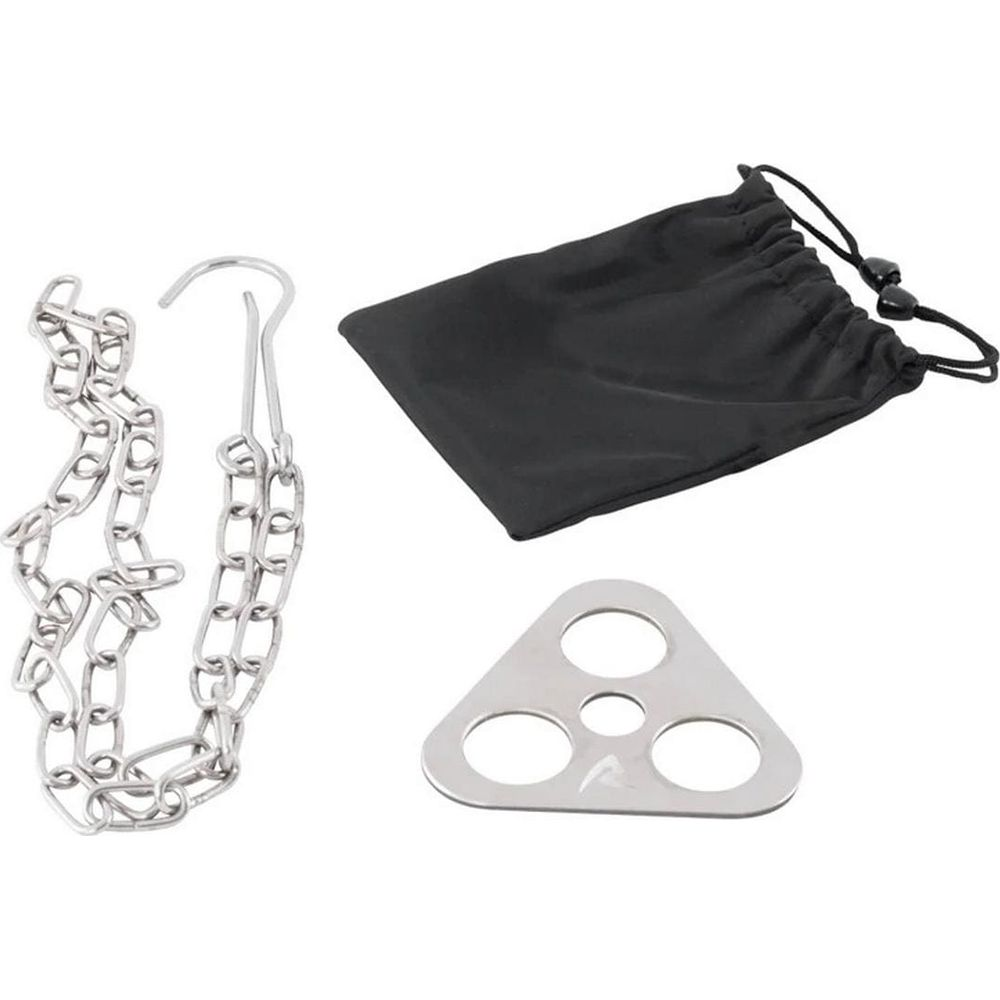 Silberne Kette, schwarzer Beutel und dreieckiges Metallteil mit Löchern.