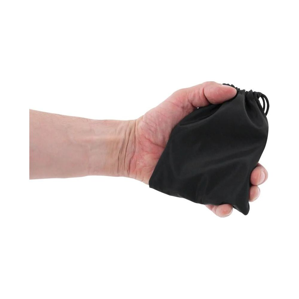Eine Hand hält einen kleinen schwarzen Beutel mit Kordelzug.
