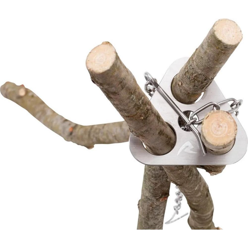 Ein Metall Dreieck mit Löchern hält drei Holzäste. Eine Kette ist befestigt.