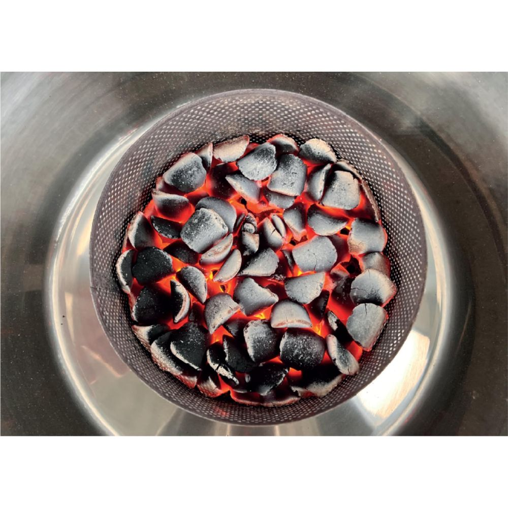 Carbonella ardente in un contenitore metallico traforato.