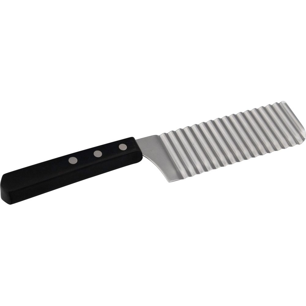 Un couteau à bord ondulé avec un manche noir et une lame métallique crantée.