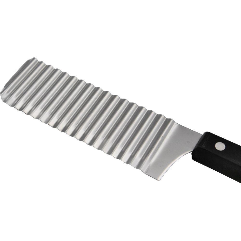 Un couteau à lame ondulée avec manche noir sur fond blanc.