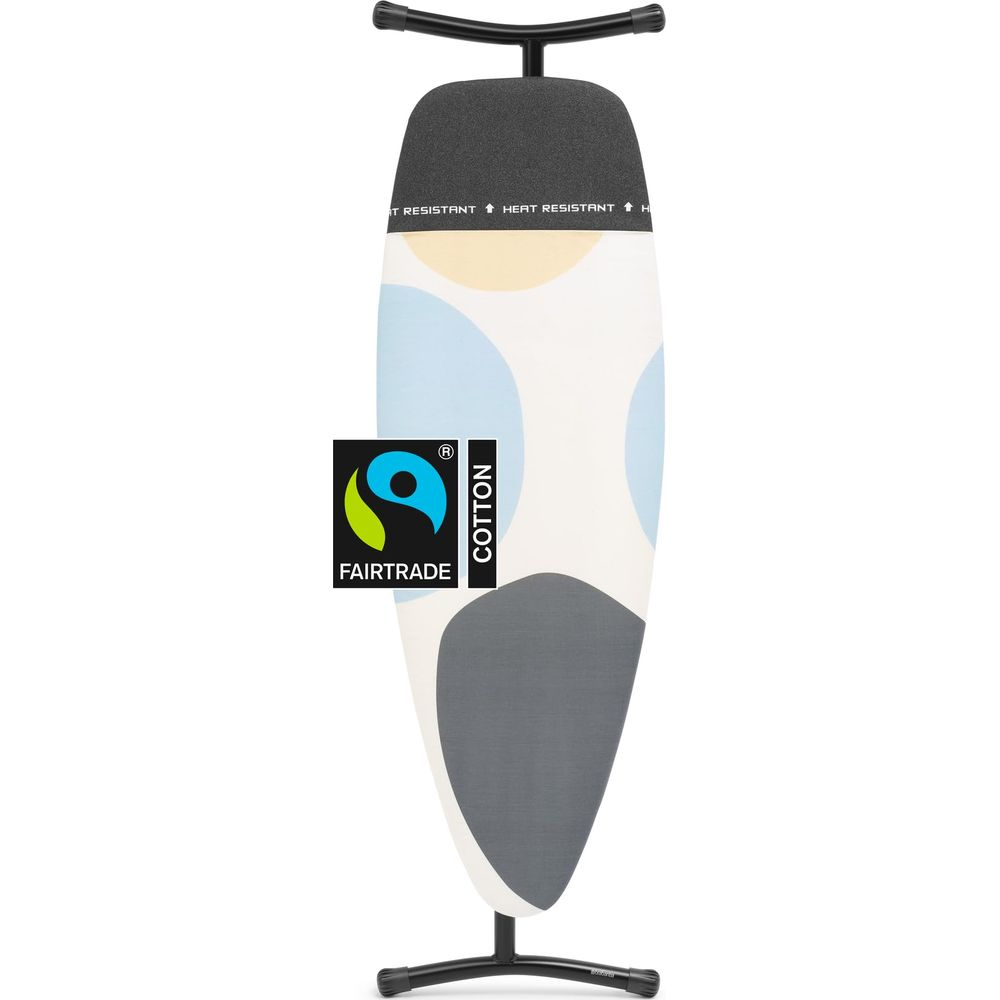 Une planche à repasser à motifs avec un cadre noir et un logo Fairtrade.