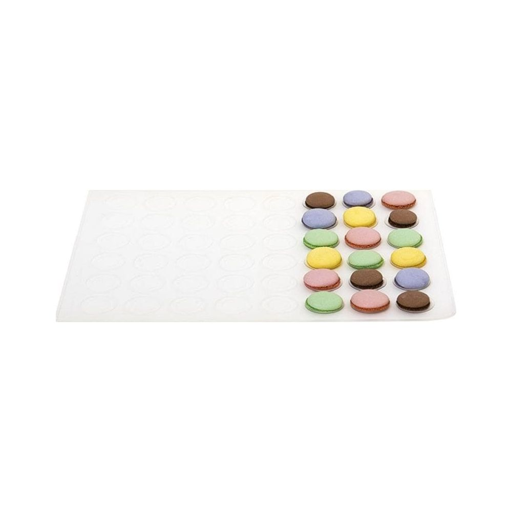 Ein weißes Backblech mit vielen runden Vertiefungen und 20 bunten Macarons.