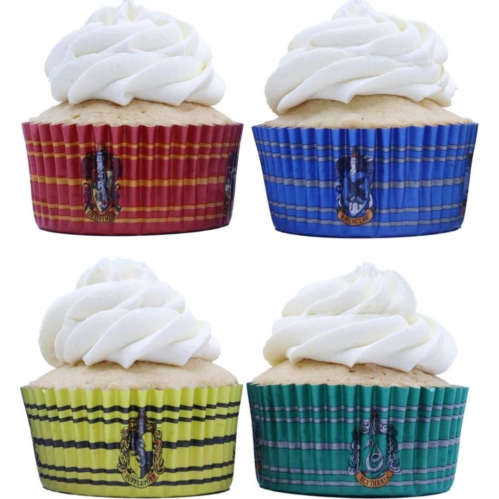 Vier Harry-Potter-Cupcakes mit weißem Zuckerguss und Hauswappen.