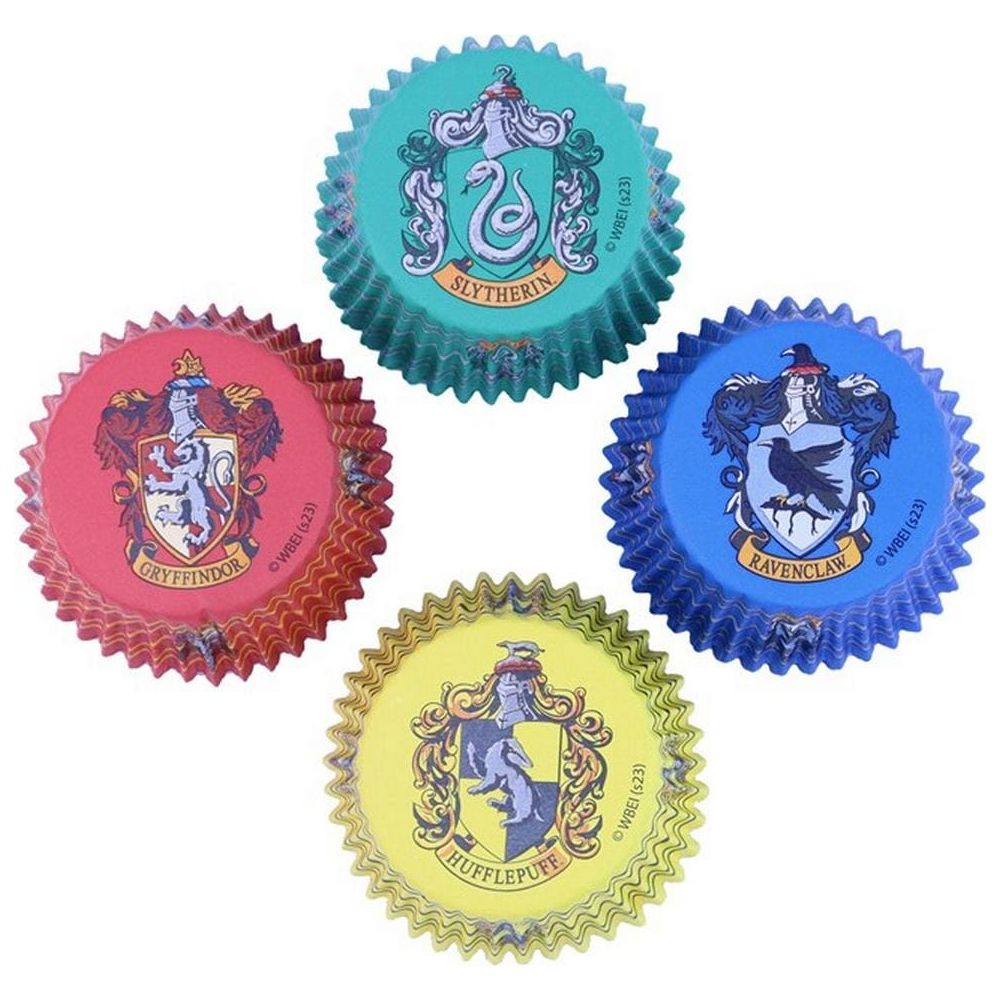 Vier Harry Potter Hauswappen auf Muffinförmchen: Gryffindor, Slytherin, Ravenclaw, Hufflepuff.