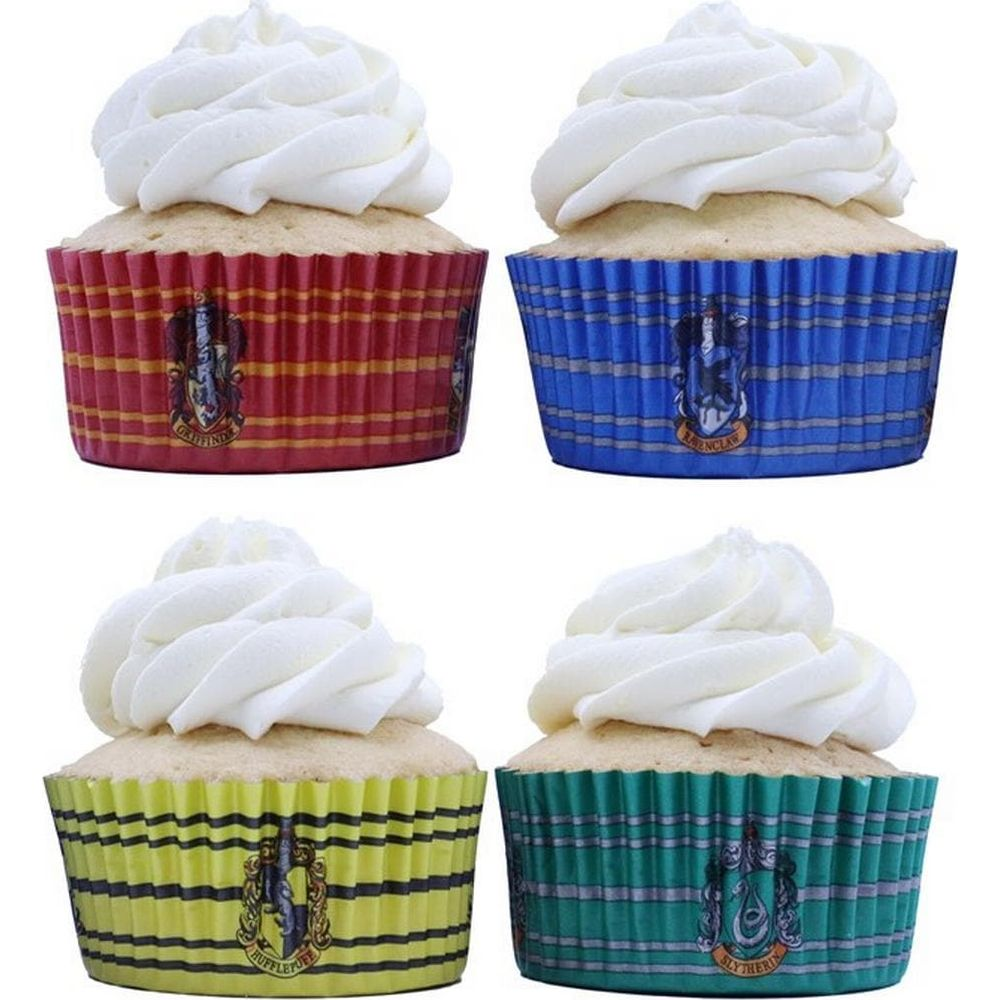 Vier Cupcakes im Harry-Potter-Stil mit weißer Glasur auf roten, blauen, gelben und grünen Verpackungen.