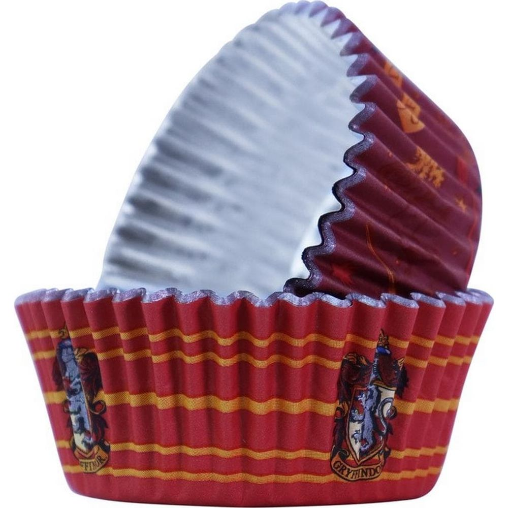Rote Muffinförmchen mit Hogwarts-Wappen und gelben Streifen.