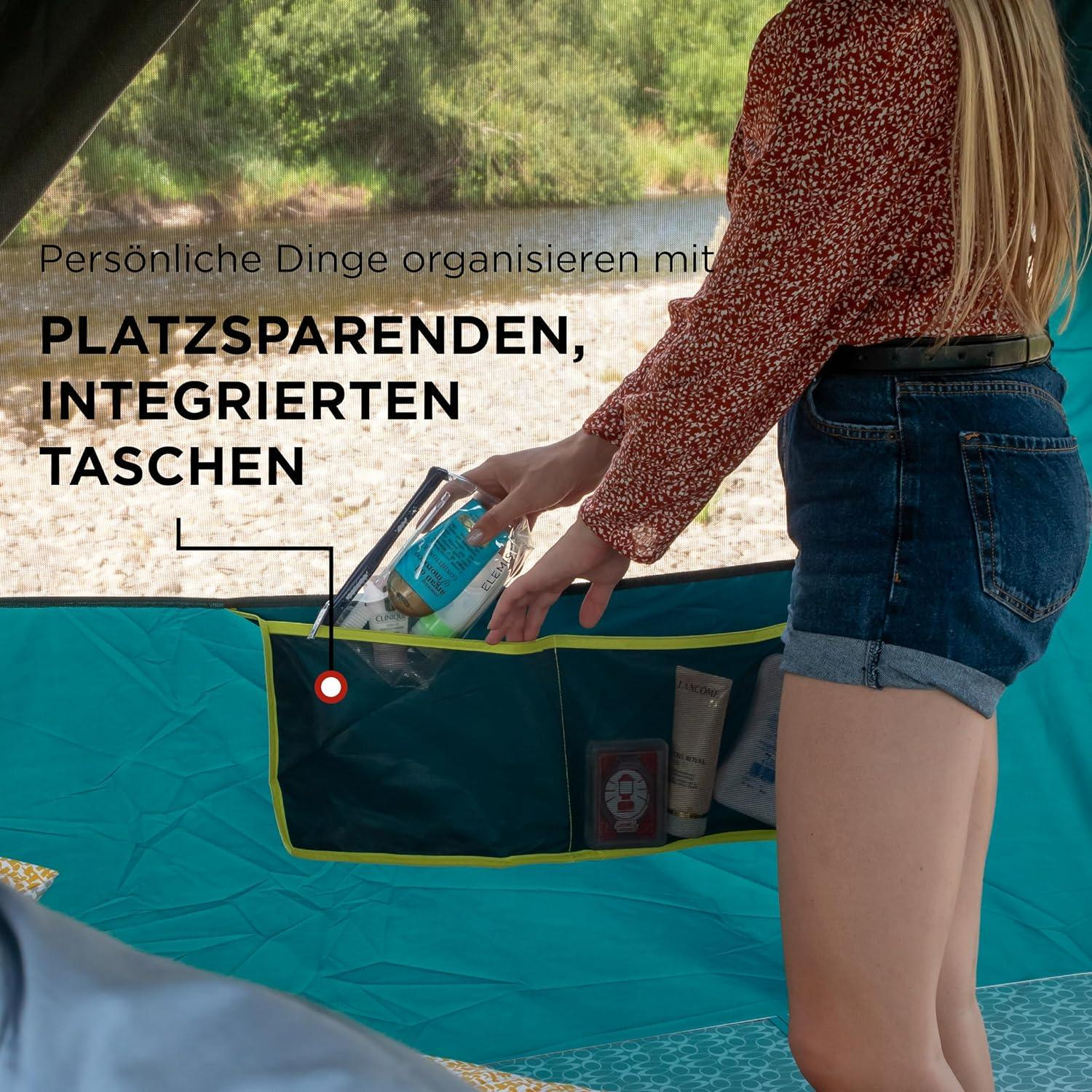Eine Frau packt Kosmetika in eine blaue Tasche in einem Zelt mit Blick auf einen Fluss.