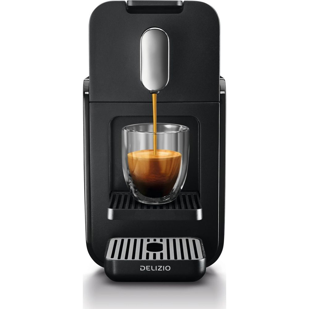 Schwarze Kaffeemaschine brüht Espresso in ein Glas.