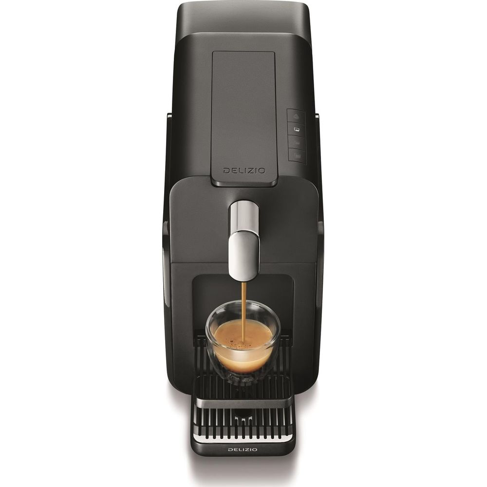Eine schwarze Kaffeemaschine brüht Espresso in ein Glas auf einem Ständer.