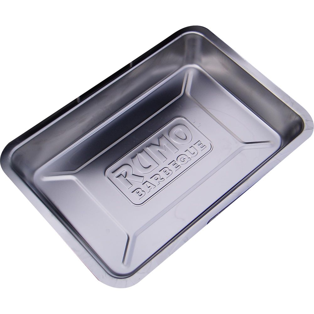 Una leccarda per barbecue in metallo argentato con logo RUMO BARBEQUE impresso.
