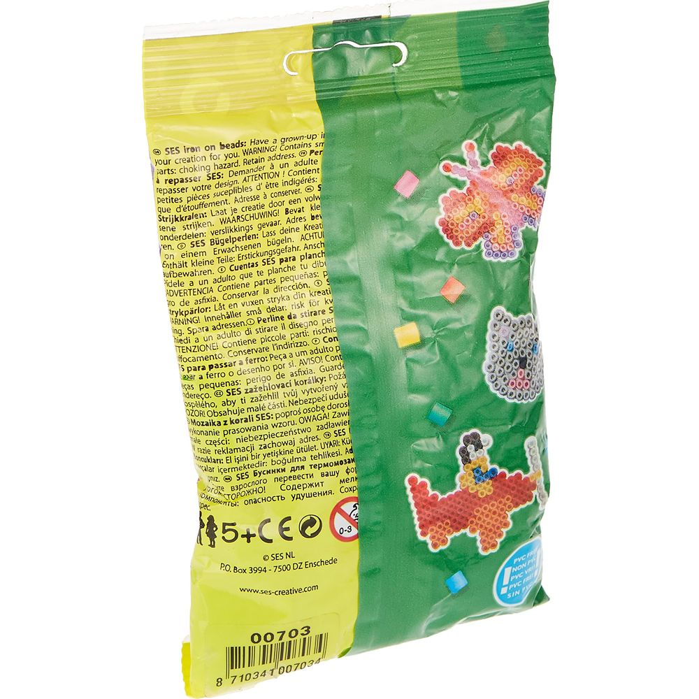 Bolsa verde con diseños de cuentas termoadhesivas: mariposa y gato.