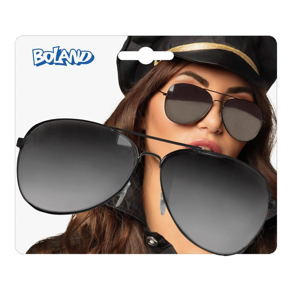 Frau mit Sonnenbrille und Pilotenhut, Boland-Logo.