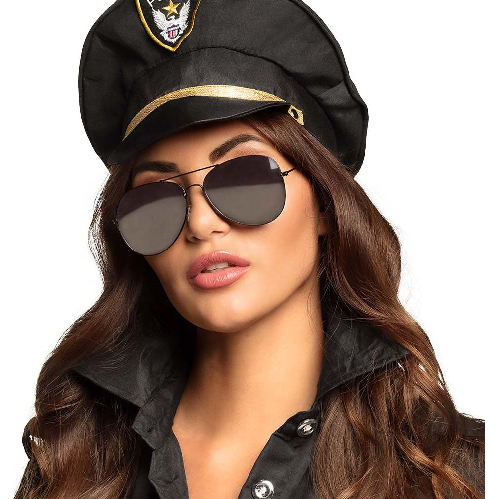 Frau in Polizeiuniform mit Sonnenbrille und Mütze.