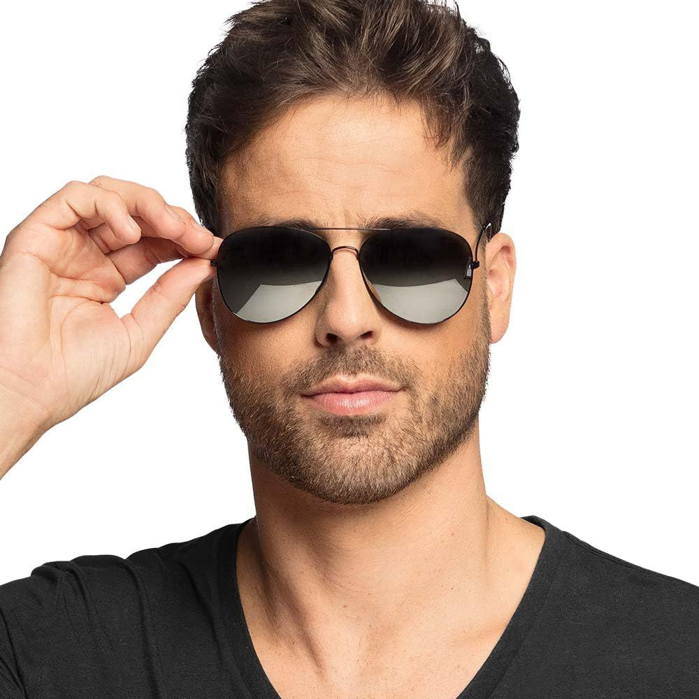 Mann mit Sonnenbrille und schwarzem T-Shirt, Hand am Bügel.