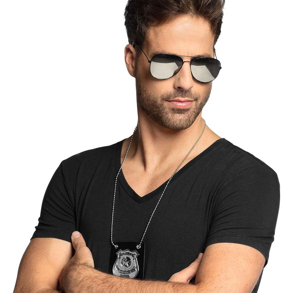 Ein Mann mit Sonnenbrille und Polizeiabzeichen, trägt ein schwarzes T-Shirt.