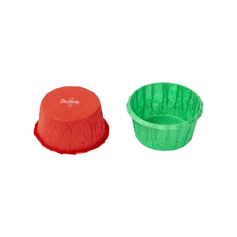 Ein roter und ein grüner Cupcake-Förmchen werden separat auf weißem Hintergrund gezeigt.