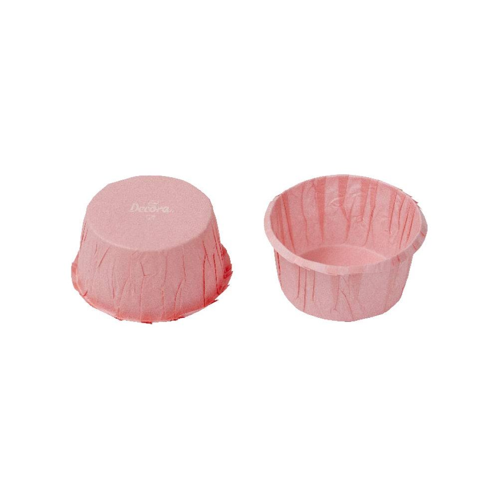Zwei rosafarbene Papierförmchen für Muffins, nebeneinander auf weißem Hintergrund.