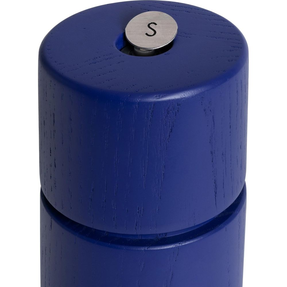 Le dessus d'un moulin à poivre en bois bleu avec un bouton argenté marqué "S".