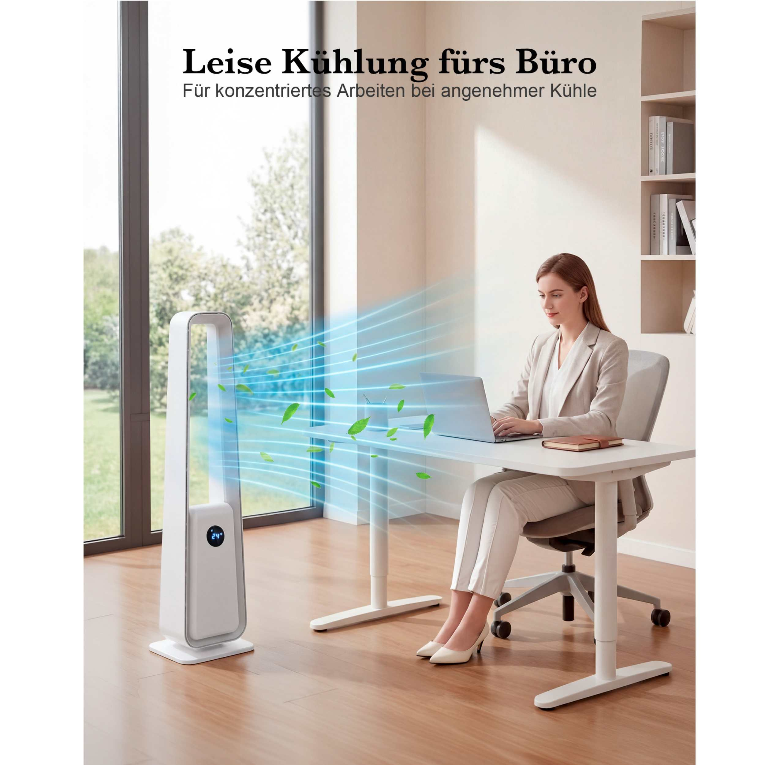 Eine Frau sitzt an einem Schreibtisch und arbeitet am Laptop, während ein Ventilator kühle Luft zufächelt.