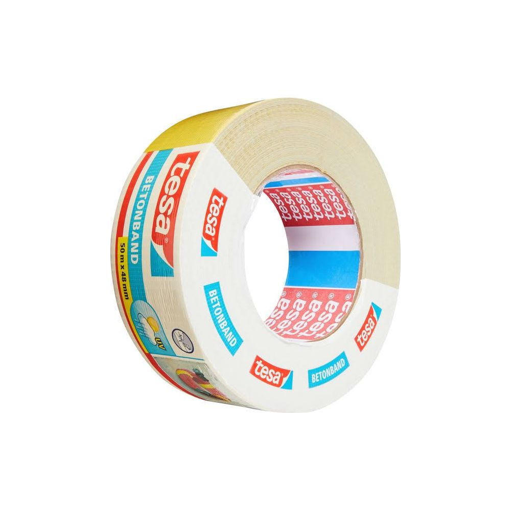 Eine Rolle Tesa Betonband in Beige mit roten und blauen Aufdrucken auf weißem Grund.