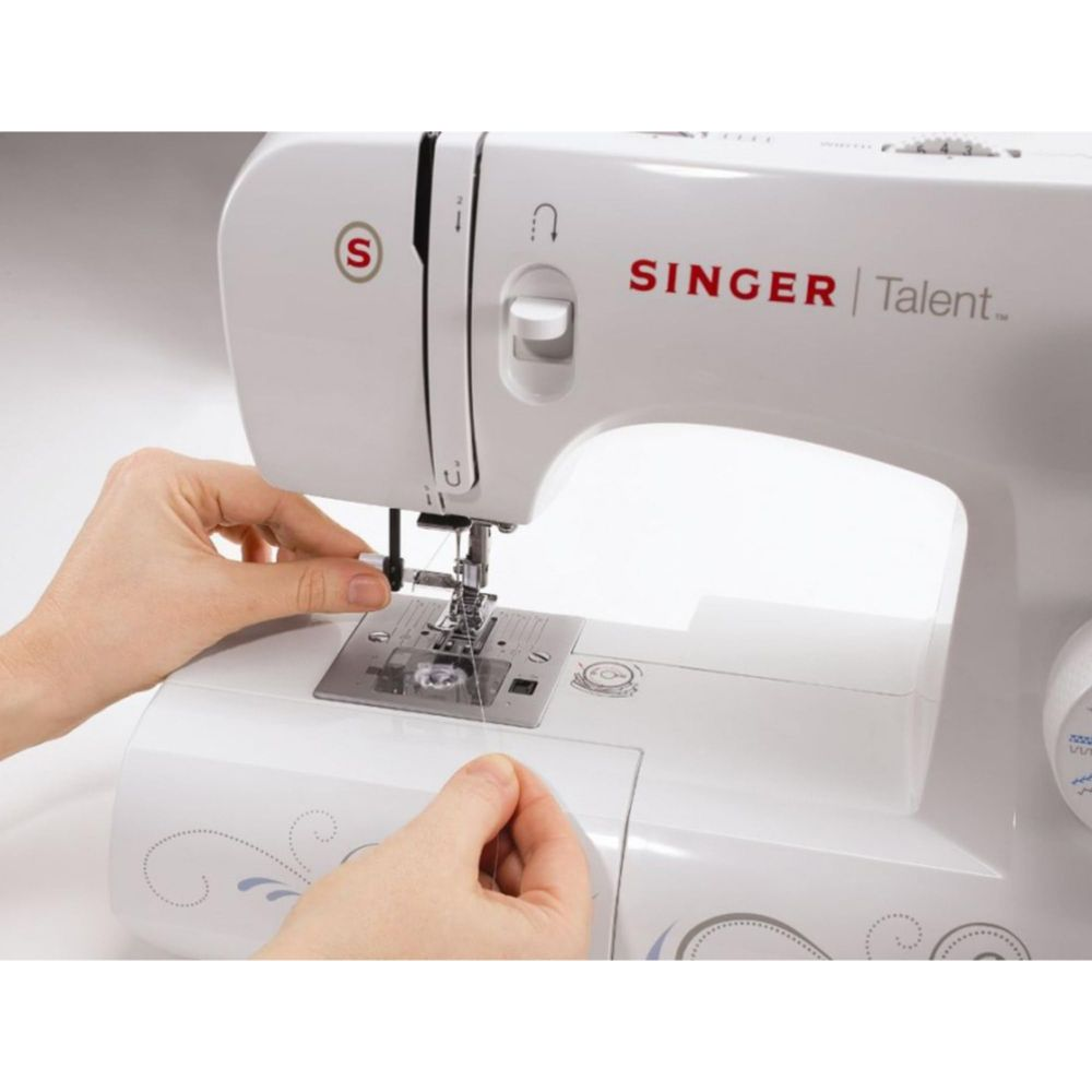 Hände fädeln eine Nähmaschine von Singer Talent ein.