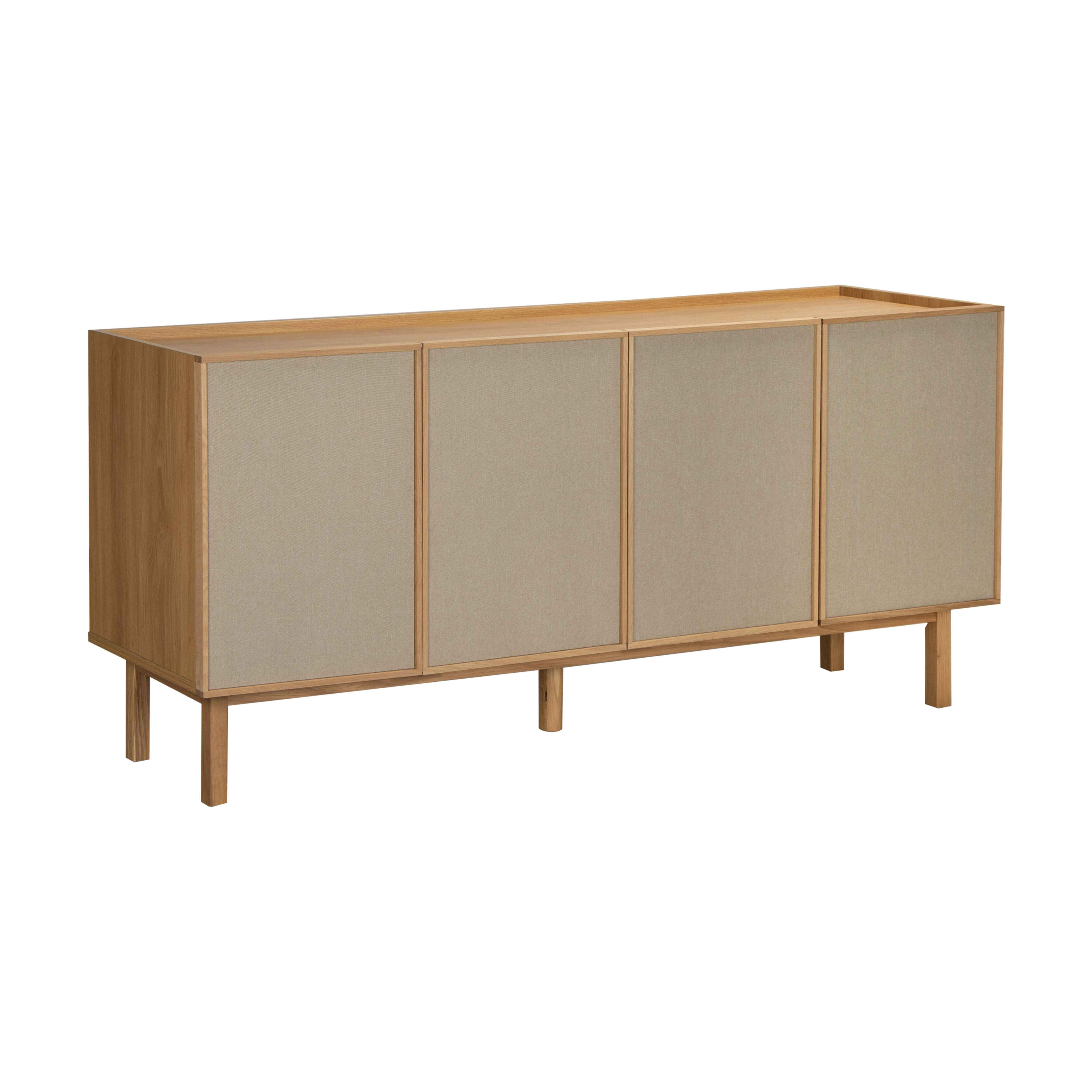 Ein hölzerner Schrank mit vier Stofftüren und schrägen Beinen.
