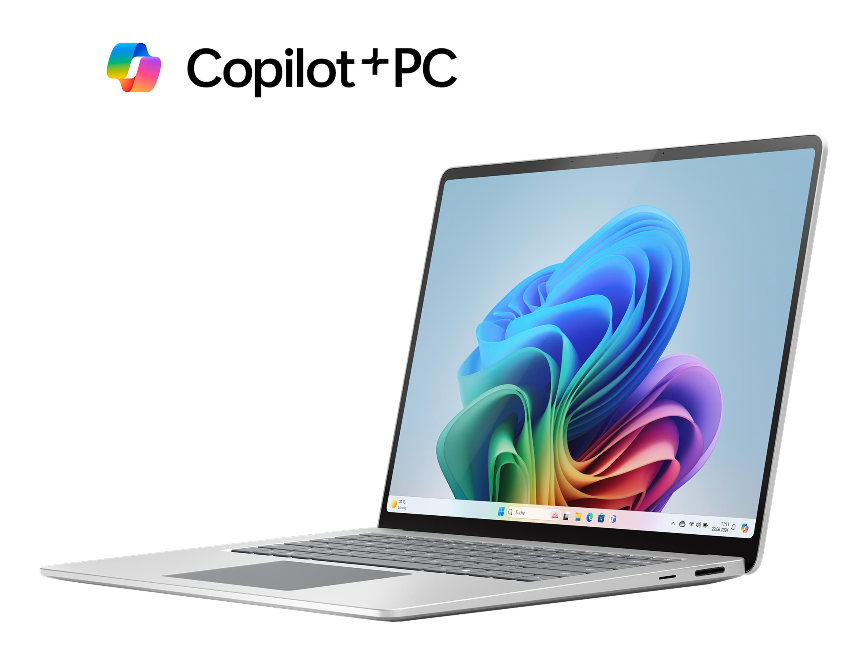 Ein silberner Laptop mit dem Copilot+PC-Logo und einem bunten Hintergrundbild.
