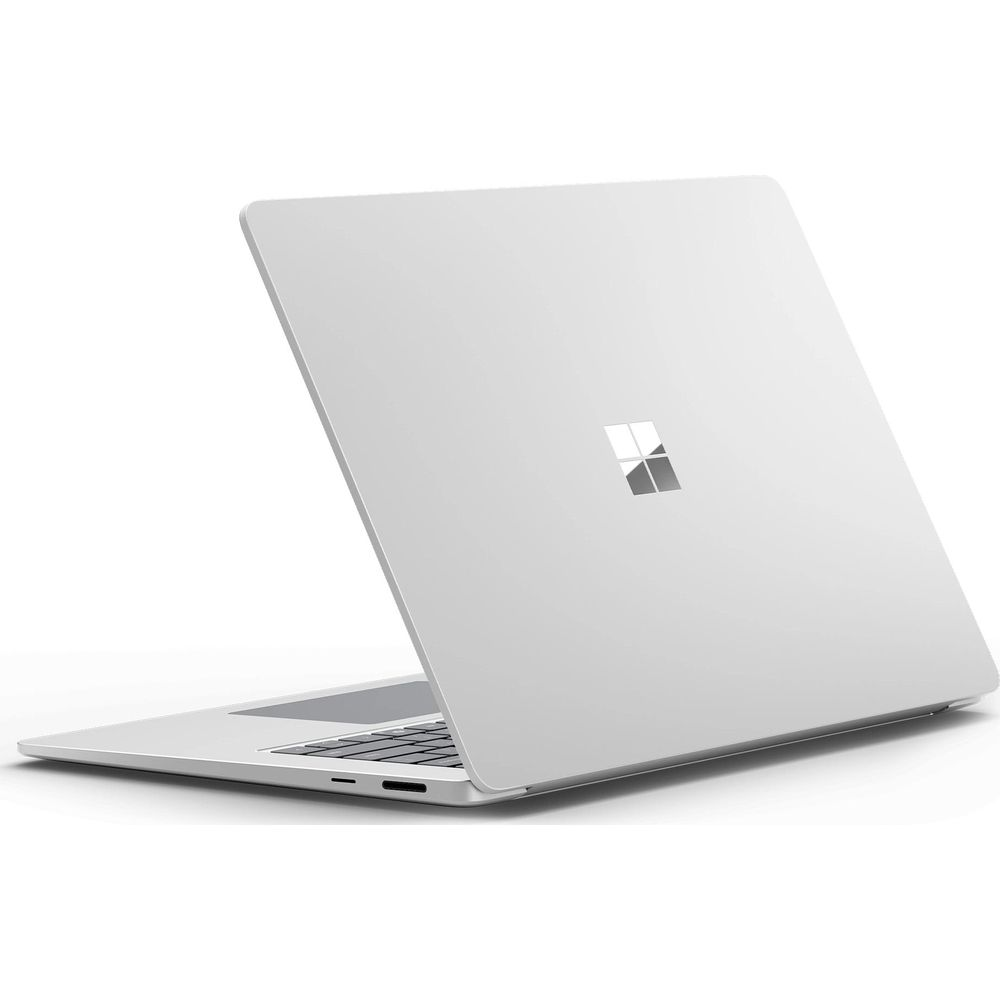 Ein weißer Laptop mit dem Microsoft-Logo auf dem Deckel.