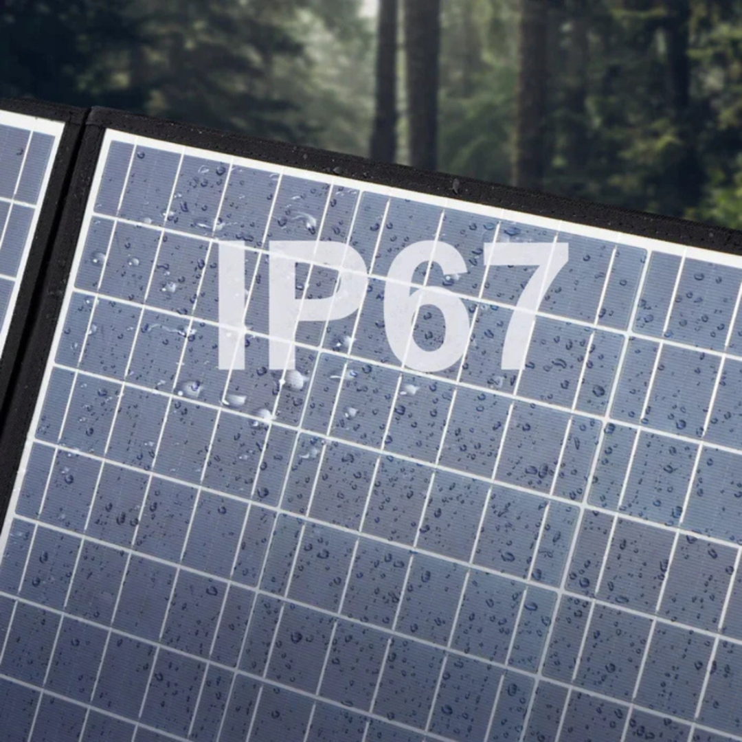 Panel słoneczny z kroplami wody i napisem IP67 w lesie.