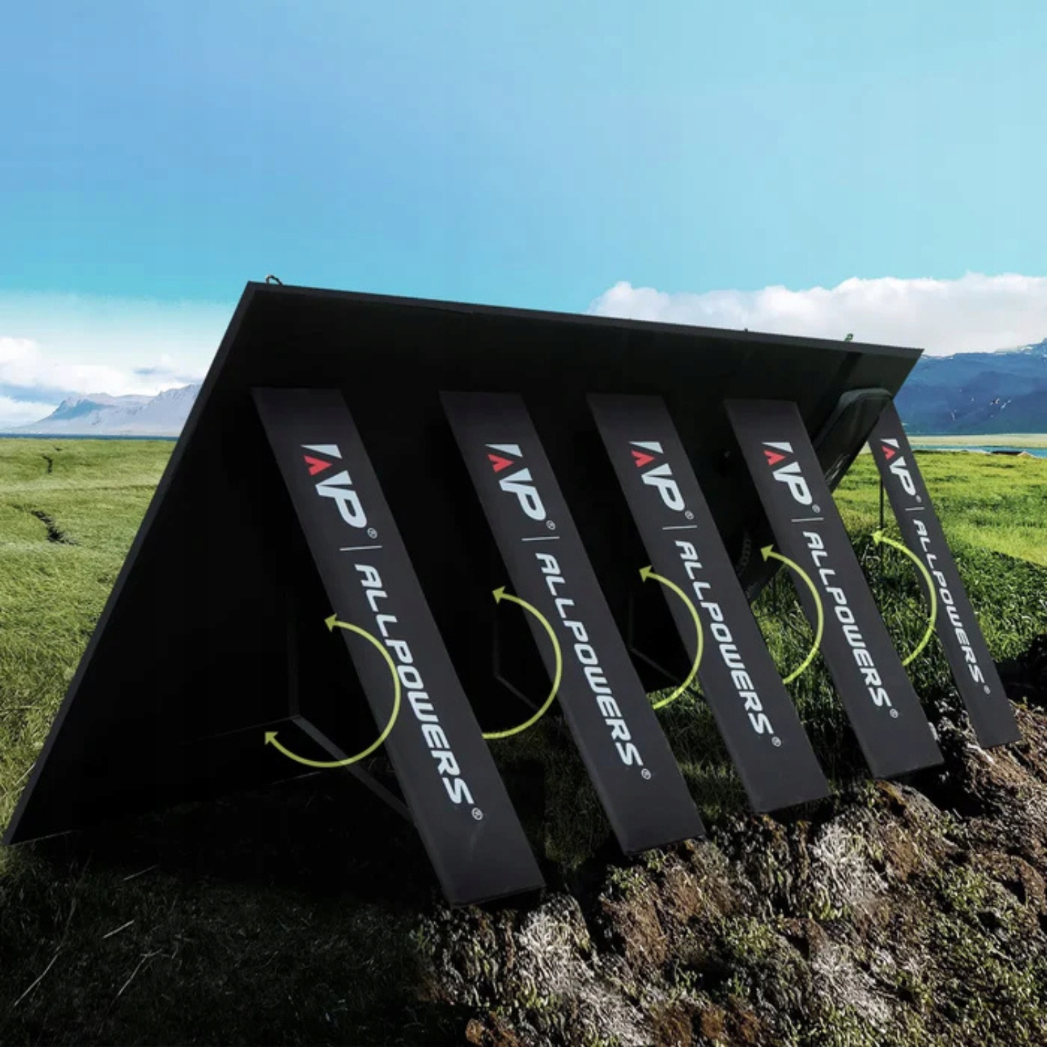 Czarny przenośny panel słoneczny ustawiony na trawiastej górze pod błękitnym niebem.