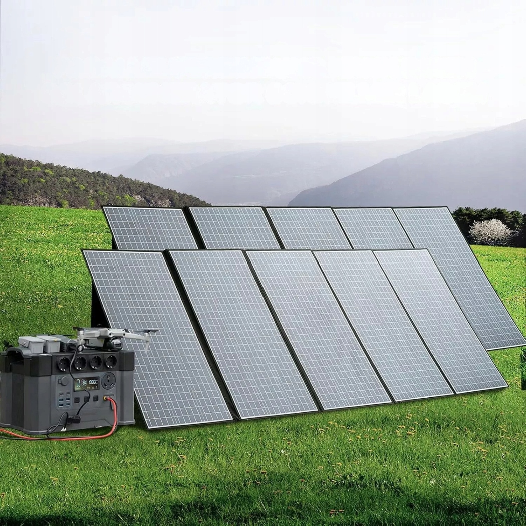 Panele słoneczne i przenośna stacja zasilania z dronem na zielonym wzgórzu.