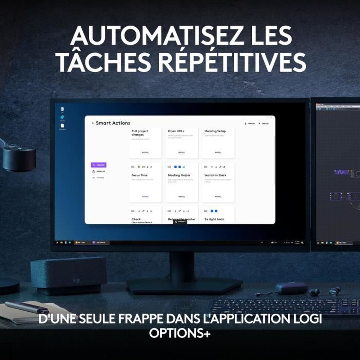 Dwa monitory wyświetlają oprogramowanie Logitech do automatyzacji zadań. Widoczny głośnik i klawiatura.