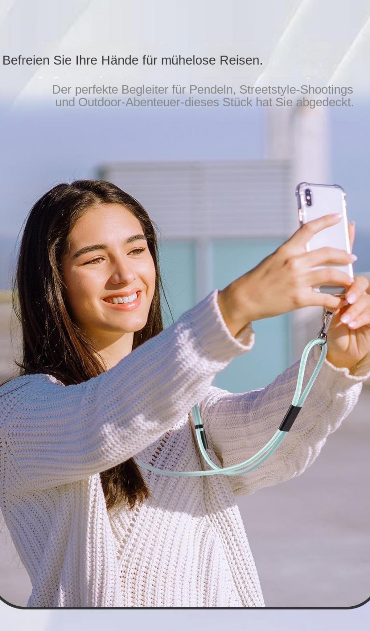 Eine junge Frau macht ein Selfie mit ihrem Handy, das an einer hellgrünen Lanyard befestigt ist.