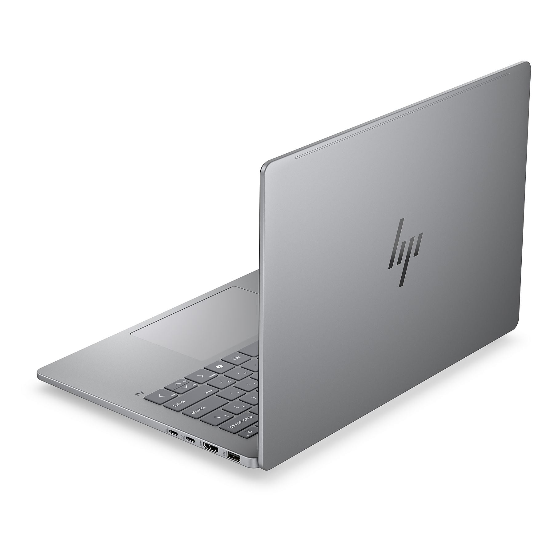Un laptop HP argentato è aperto, mostrando la tastiera e una selezione di porte sul lato.