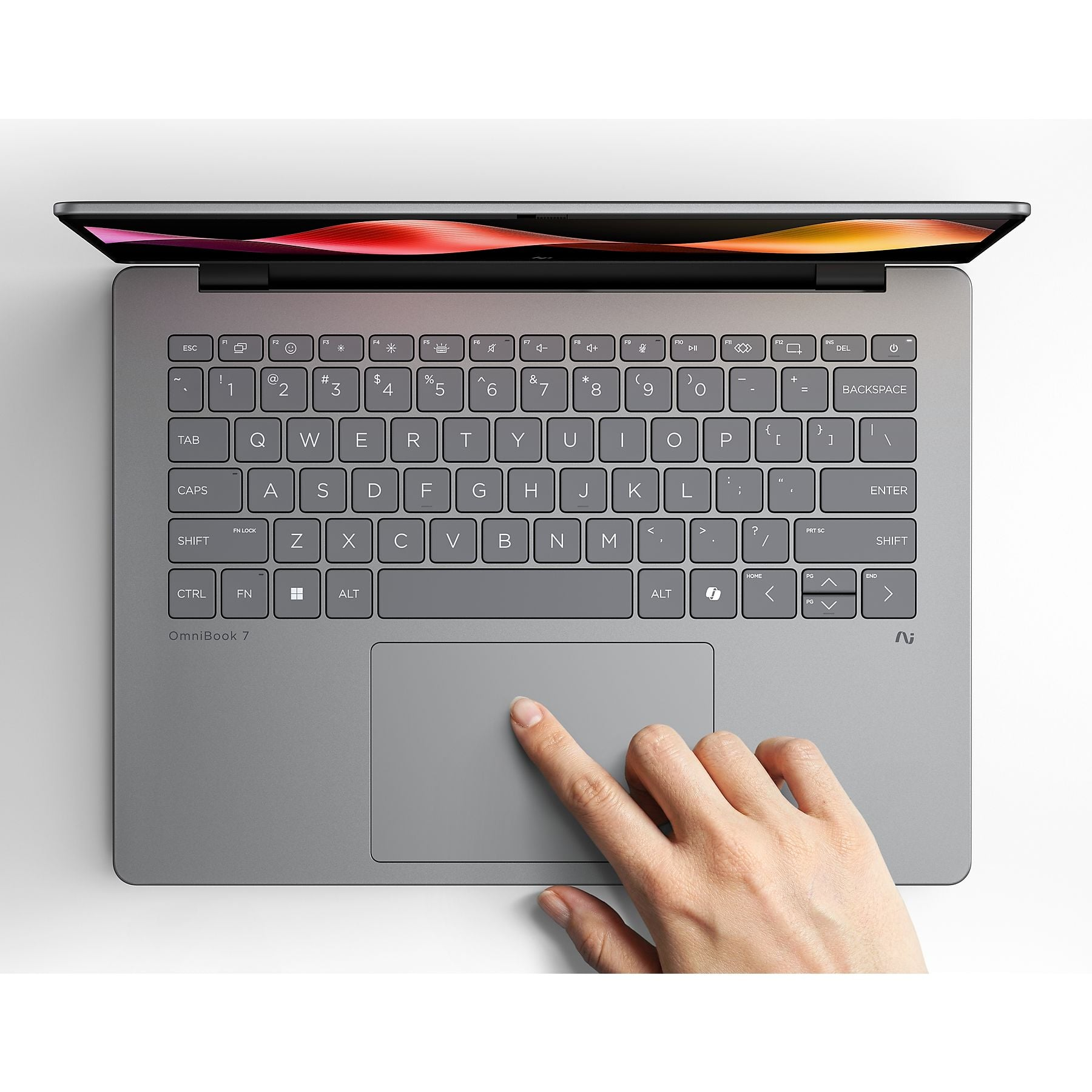 Una persona usa il touchpad di un laptop HP OmniBook 7 argentato.